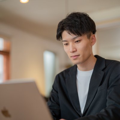 PCで動画を編集する社員
